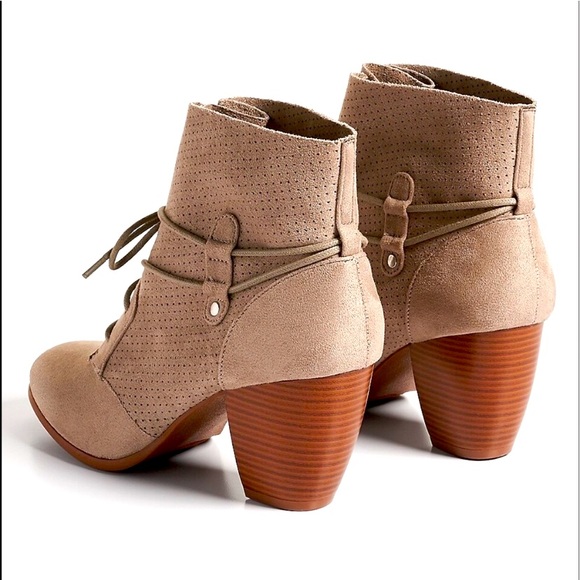NWT Maurices Carli Women’s Camel Tan Vegan Lace Up Perforated Ankle Bootie Boots - Picture 3 of 3